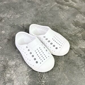 Native Jefferson white slip on sneaker shoes size 4 toddler